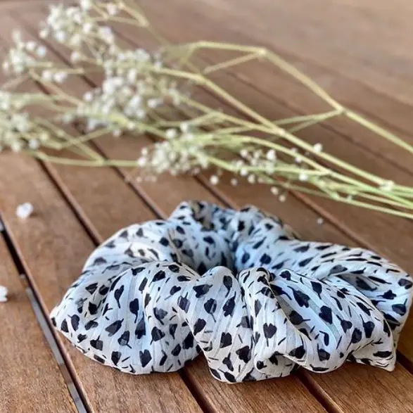 Inès black and white scrunchie