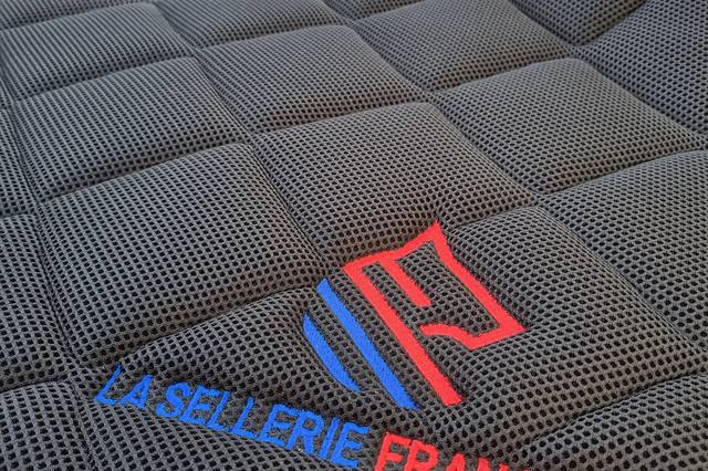 Choosing a saddle pad: shape, thickness and details to check